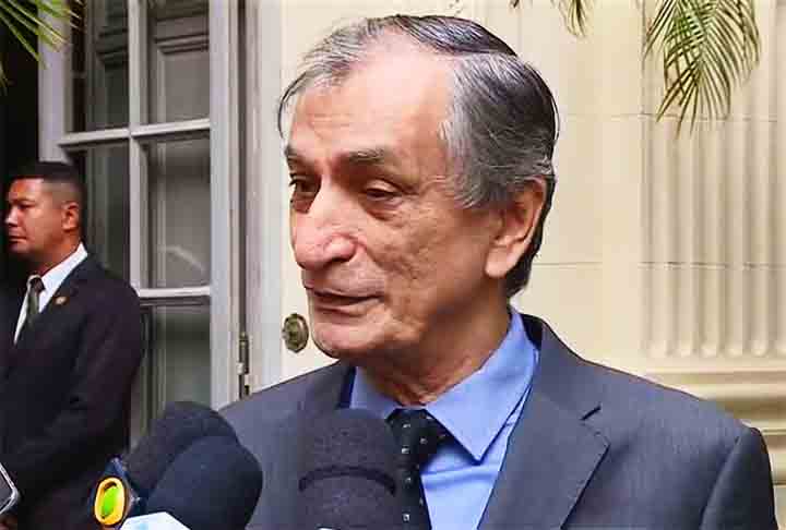 “Como sou ateu desde a adolescência, tenho consciência de que quem decide se minha vida vale a pena ou não sou eu mesmo. Espero ter vivido com dignidade e espero morrer com dignidade. Eu os amo muito e lhes envio muitos beijos e abraços!, diz a parte final da carta. 
