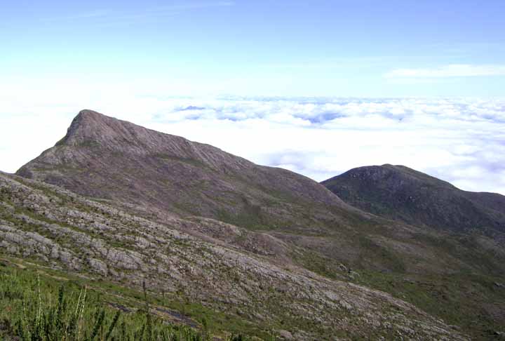 A montanha, no Parque Nacional do Caparaó, é mais alta das que ficam apenas dentro de Minas Gerais (já que as demais fazem divisa com outros estados). A trilha até o pico é desafiadora, com 8 km de extensão.