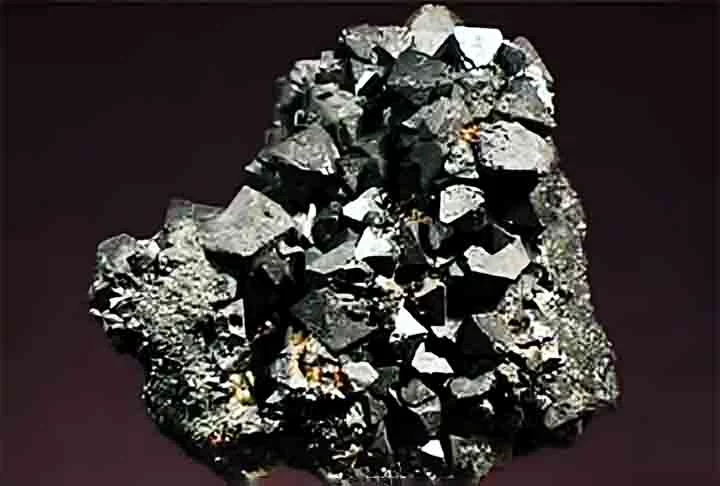 A história dos ímãs remonta a tempos antigos. Por volta de 600 a.C., os gregos notaram que um tipo de pedra chamada pedra de magnésia (da região de Magnésia, na atual Turquia) tinha propriedades magnéticas. Esse mineral era a magnetita, um ímã natural.