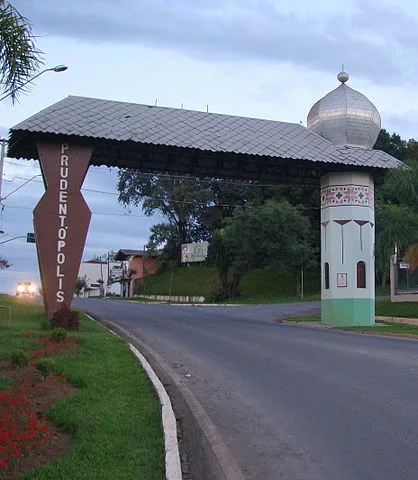 Prudentópolis (PR) - Curiosamente, esta cidade paranaense preserva tradições da Ucrânia.  Descendentes de imigrantes conservaram a cultura no município, que fica a 173 km de Curitiba. Na foto, o portal ucraniano na entrada da cidade.