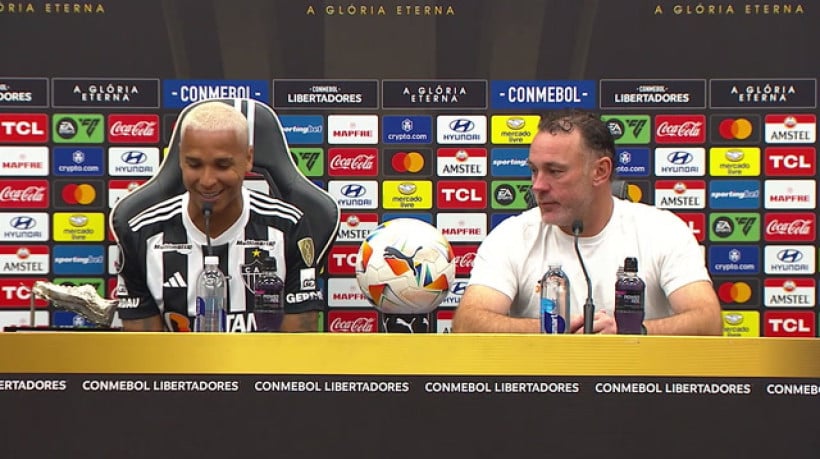 Deyverson releva conselhos da esposa antes do jogo e ajuda de Scarpa em campo