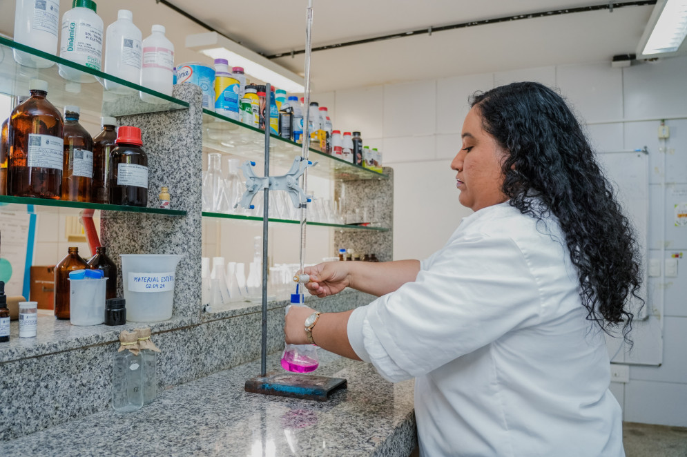 FORTALEZA-CE, BRASIL, 23-10-2024: Crescimento dos novos cursos universit&aacute;rios. Na foto, Ana Beatriz Queiroz, do curso de Gastronomia. (Foto: Fernanda Barros/ O Povo)