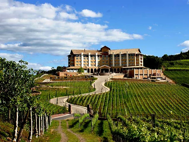 Bento Gonçalves (RS) - Com paisagens que lembram a região da Toscana, a cidade foi colonizada por italianos. É conhecida por suas vinícolas, pela produção artesanal, pelas charmosas casas de pedra do roteiro Caminhos de Pedra e pelos passeios de Maria Fumaça rumo a Garibaldi.