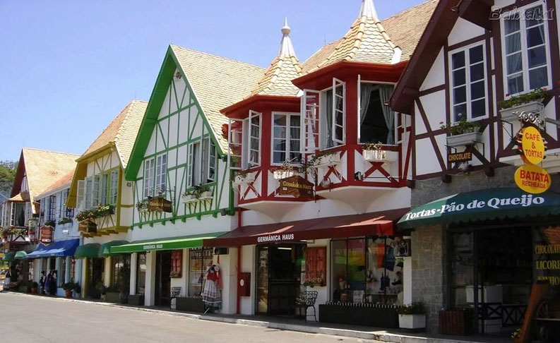 Blumenau (SC) - Fica no Vale do Itajaí. É o terceiro município mais populoso do estado, com 362 mil habitantes.  Foi fundado pelo alemão Hermann Bruno Otto Blumenau, que deu nome à cidade, em 1850. Por isso, Blumenau tem forte vínculo com a cultura alemã.