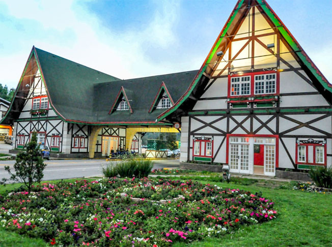 Campos do Jordão (SP) - Situado a 40 km de Taubaté, foi fundado em 1874 e tem 52 mil habitantes.  Fica a 1.628 m de altitude e o clima frio é um atrativo para visitantes. Tanto pela temperatura como pela arquitetura, é conhecido como a Suíça Brasileira.