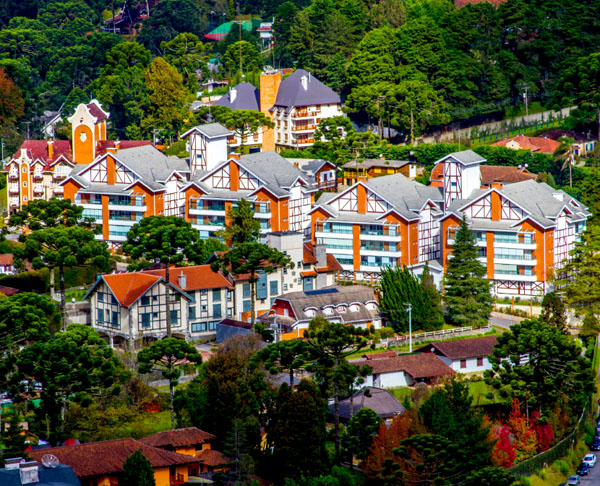 A cidade tem belas construções e promove passeios que enaltecem esse estilo europeu. O Festival de Inverno de Campos do Jordão é uma das principais festividades da cidade e apresenta música erudita no mês de julho.