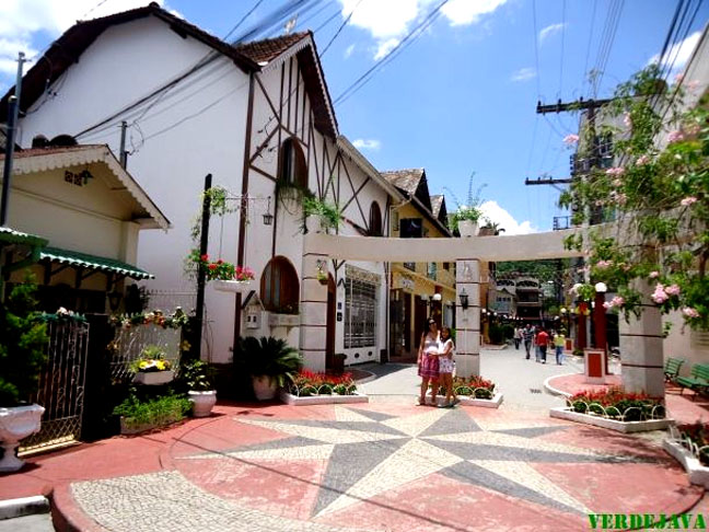 Domingos Martins (ES) - A 80 km de Vitória, foi colonizada por alemães e preserva sua origem no Museu da Colonização Alemã. Mas também tem traços das culturas portuguesa, francesa e italiana. Promove passeios a cavalo e atividades para aventureiros, como rafting no Rio Jucu.