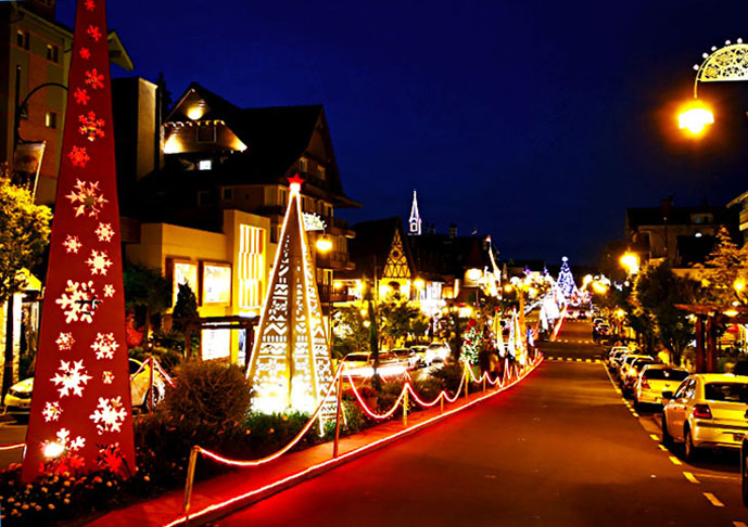 Gramado investe fortemente no turismo (responsável por 90% de sua receita).  O frio na cidade a 830m de altitude é um atrativo. Destaque para o parque Mini Mundo, que reproduz uma cidade em miniatura (com castelos europeus) e o Natal Luz, em que a cidade se ilumina em formas e coloridos espetaculares.