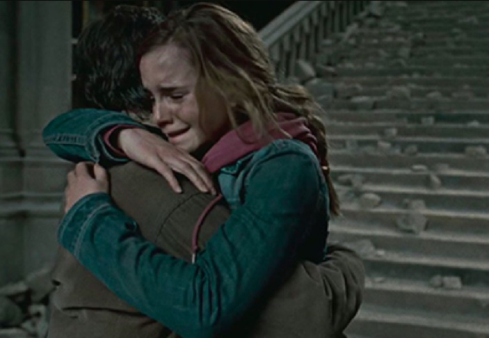 Harry Potter e as Relíquias da Morte – Parte II (2011): Só quem acompanhou a saga desde o início entende a carga desse abraço entre Hermione Granger (Emma Watson) e seu melhor amigo Harry (Daniel Radcliffe) antes da batalha final.
