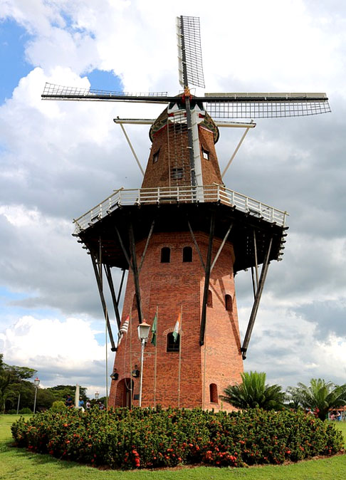 Os imigrantes holandeses investiram na produção de leite, criação de galinhas e porcos e cultivo de flores, trazendo a tradição dos moinhos de vento .  Holambra é uma das Estâncias Turísticas de São Paulo.  Sua principal atração é o Moinho Povos Unidos, o mais alto da América Latina, com 38,5 metros.