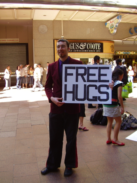 Ele havia acabado de terminar um noivado e ainda superava o divórcio dos pais quando lançou a campanha Free Hugs (abraços grátis) como forma de combater o individualismo no mundo. 