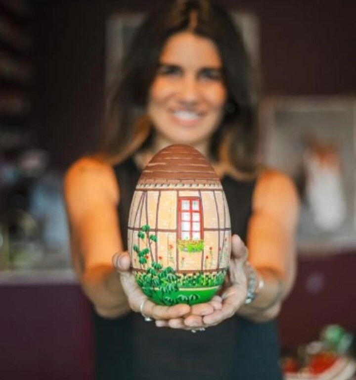 A artista plástica Marcela Schmidt, autora das ilustração do maior ovo de páscoa decorado do mudo em Pomerode, em Santa Catarina, foi escolhida para expor suas obras em eventos que celebram os 200 anos da imigração alemã no Brasil, entre os meses de outubro e dezembro de 2024, na Alemanha.
