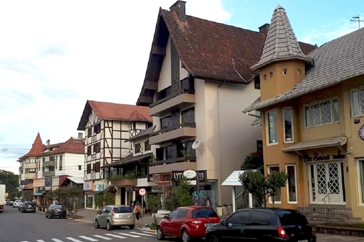 Nova Petrópolis (RS) - A 40 minutos de Gramado, é considerada berço da colonização alemã no Sul do Brasil. A Aldeia do Imigrante é um parque que preserva a história dos imigrantes germânicos. Outro atrativo é o Labirinto Verde: uma cerca viva plantada em círculos numa praça do município.