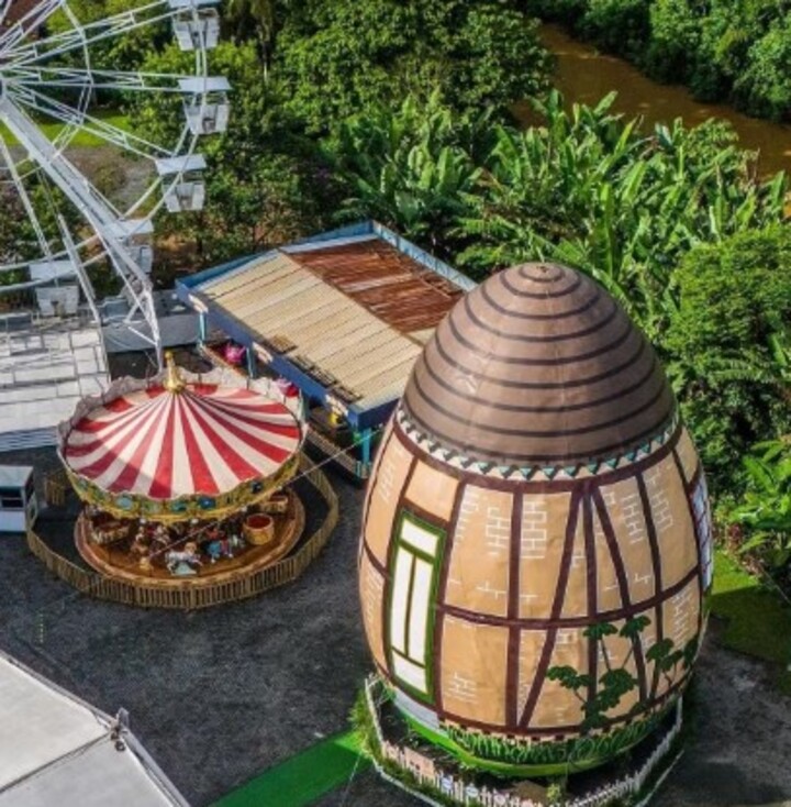 O maior ovo de Páscoa decorado do mundo foi reconhecido neste ano pelo Guinness World Records, o livro dos recordes. Ele foi decorado por Marcela Schmidt com uma representação de uma casa enxaimel, técnica de construção alemã. 

