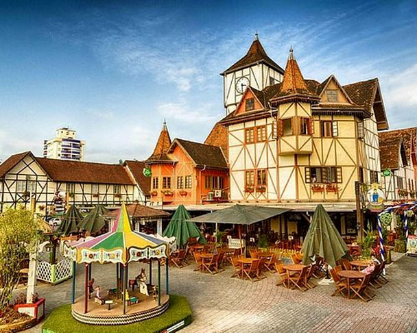 Situada a 30 km de Blumenau, no Vale do Itajaí, Pomerode tem 34 mil habitantes. Muitos são descendentes de alemães que chegaram no século XIX à região. Chamada de cidade mais alemã do Brasil, tem bela arquitetura germânica.