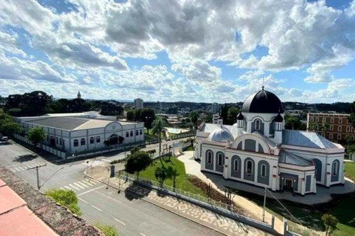 Prudentópolis tem arquitetura típica da Ucrânia, além de tradições na mesa (o khrin, conserva de raiz-forte e beterraba; os pierogi, pastéis recheados com batata e nata; e a borcht, sopa de beterraba); e no artesanato, com pêssankas, ovos pintados à mão. 
