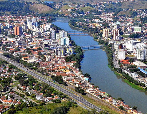 Resende (RJ) -  Os primeiro colonos que chegaram à região foram os suíços e, em seguida, os alemães. Implantaram sua cultura, que foi preservada pelos descendentes. O frio da montanha também favorece a impressão de um clima europeu. A paisagem natural atrai para rapel e escalada na Serrinha do Alambari.