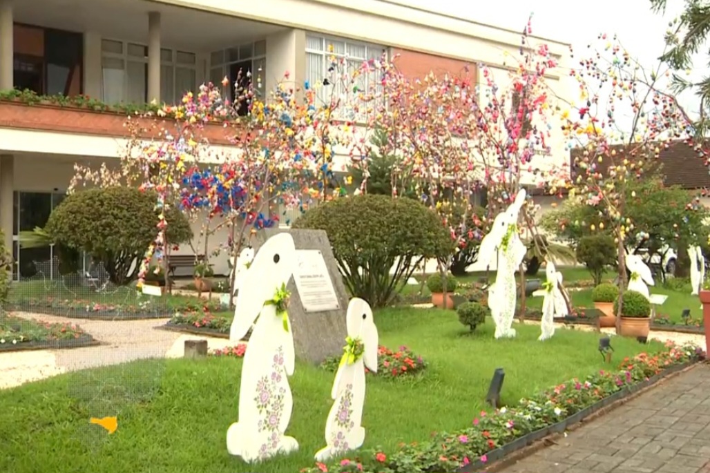 Muitas famílias têm o hábito de enfeitar os quintais das casas com as chamadas Árvores de Páscoa. É como se fosse uma árvore de Natal, só que com símbolos da Semana Santa.  A cidade também ganha uma Árvore da Páscoa gigante em área pública, para visitação de moradores e turistas.