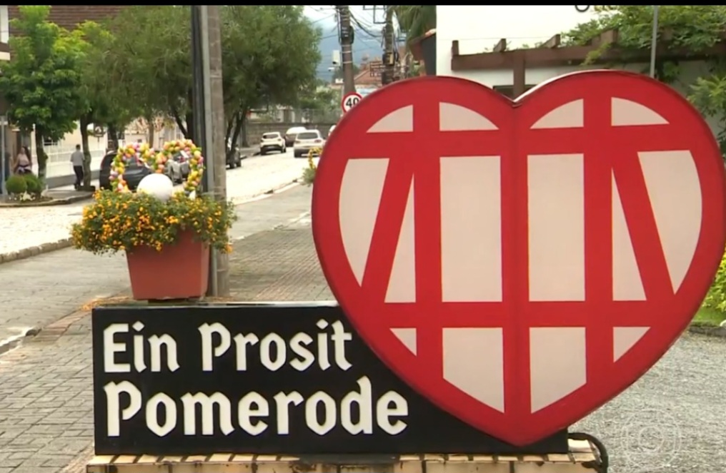 Antigo lar de índios carijós, Pomerode foi fundada como colônia de imigrantes que chegaram da Europa em 1863. A maioria veio da Pomerânia, região do norte da Alemanha, que inspirou o nome do município. Até hoje, é comum que os moradores de Pomerode falem também alemão.