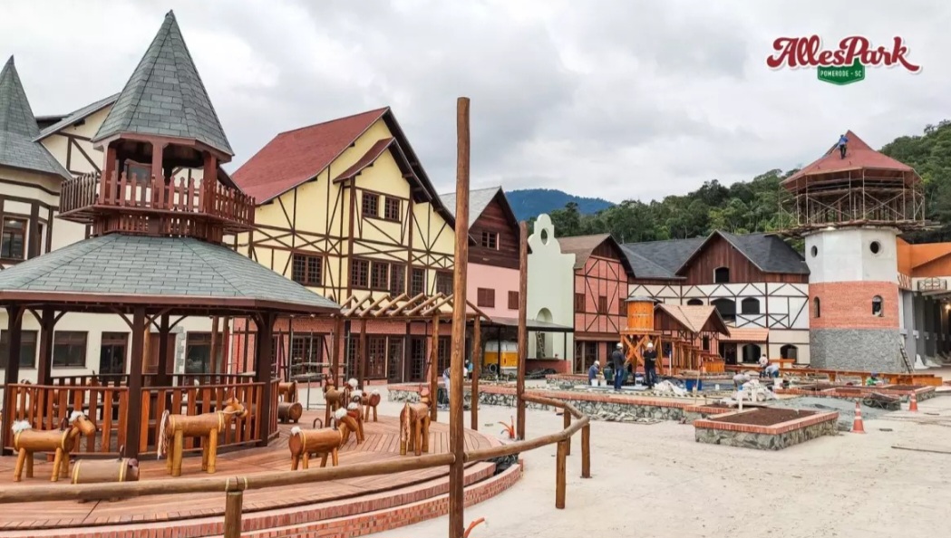 Dois anos após a inauguração, o parque tem atraído muitos turistas. Há brinquedos para pessoas de todas as idades. 