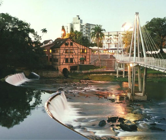 Timbó (SC) - A 184 km de Florianópolis, tem construções típicas da Europa e uma beleza natural com cachoeiras e cânions. Colonizada por alemães e italianos, promove a Festa do Imigrante, com bailes, comida típica e artesanato dos dois países.