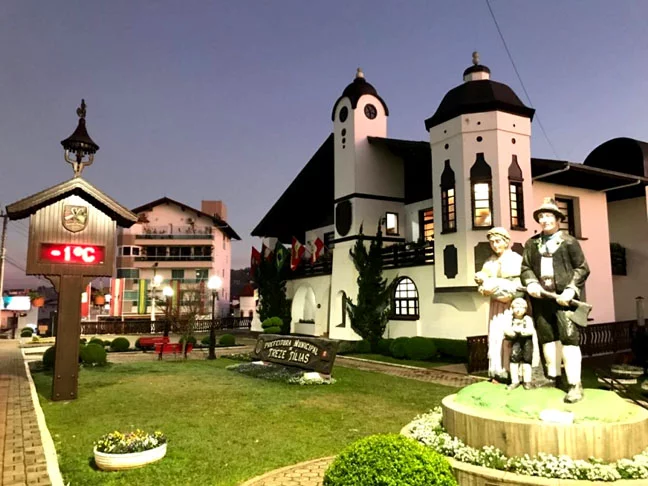 Treze Trílias (SC) -  Herdeira da cultura austríaca, é a única colônia da Áustria no Brasil. Visível na arquitetura, nos trajes, na comida e nas paisagens que revelam um pedacinho da região do Tirol. Construções típicas feitas com entalhes em madeira atraem pela beleza.