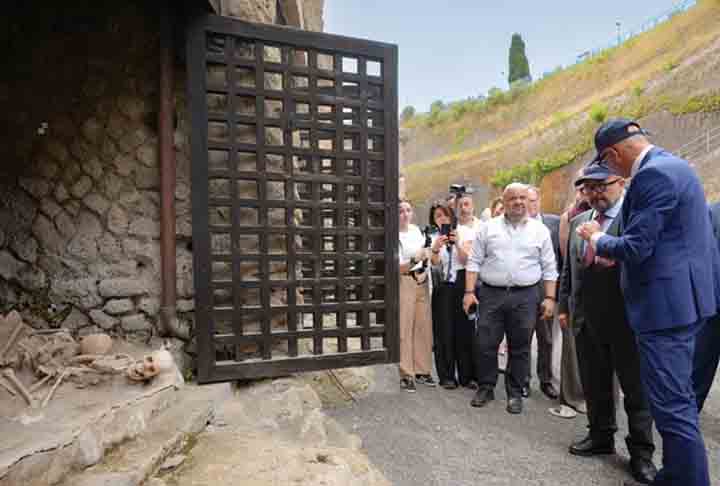Uma praia lno parque ecológico Herculano, na Itália, foi reaberta ao público após quase dois mil anos de “sumiço” em decorrência de uma catástrofe natural. 

