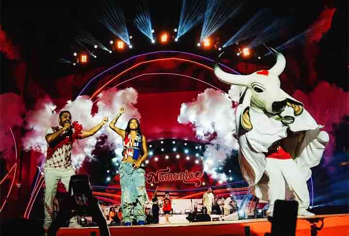 A cantora Ludmilla utilizou um boi fake durante seu show na Arena da Amazônia, para parecer que era o Garantido - um dos bois do tradicional Festival Folclórico de Parintins.