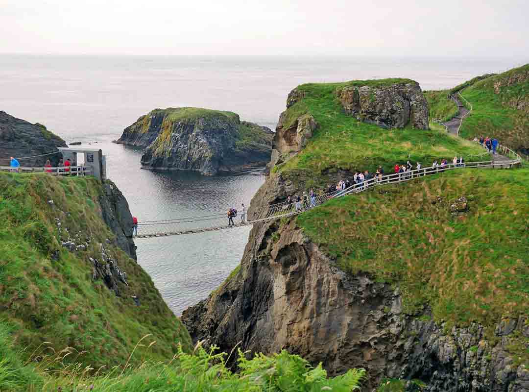 Carrick-a-Rede, Irlanda do Norte: Localizada perto da vila de Ballintoy, no condado de Antrim, essa ponte é famosa por sua localização dramática, suspensa a cerca de 30 metros acima do mar Atlântico e ligando o continente à pequena ilha de Carrick-a-Rede.