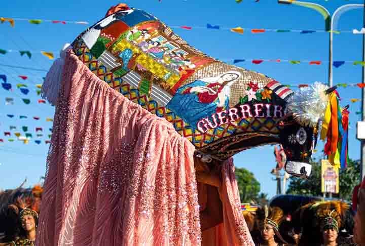 O Festival de Parintins tem origem nas tradições populares do Amazonas e foi inspirado nas antigas celebrações do Boi-Bumbá, que mistura elementos indígenas, africanos e europeus