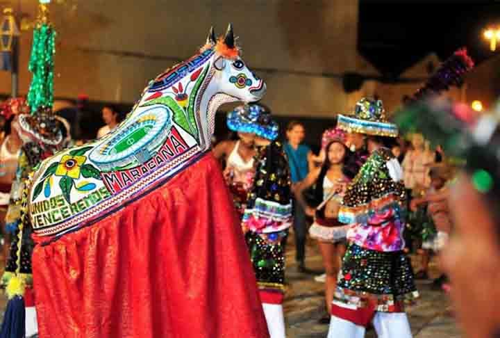 Naquela época, as festas juninas incluíam apresentações de bois que contavam a história da morte e ressurreição de um boi, envolvendo figuras míticas e personagens 