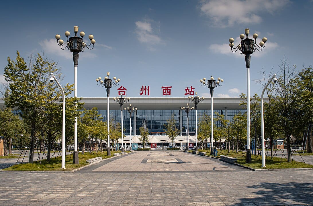 Thaizou é uma cidade localizada no meio da costa do Mar da China Oriental, na província de Zhejiang. Tem cerca de 6 milhões de habitantes. 