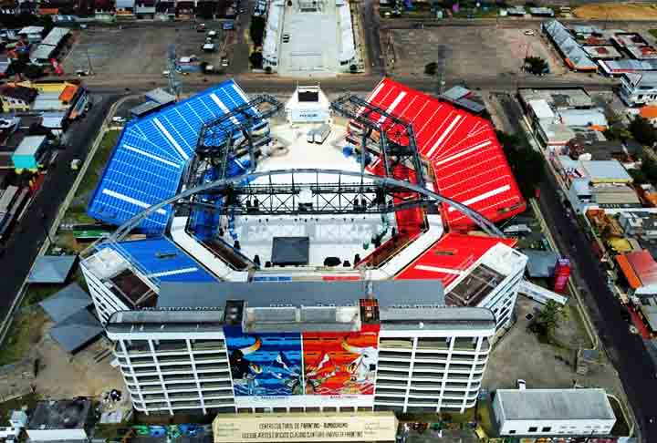A rivalidade entre as duas agremiações, que simbolizam as cores vermelha (Garantido) e azul (Caprichoso), cresceu ao longo do tempo e se tornou o principal atrativo do festival.