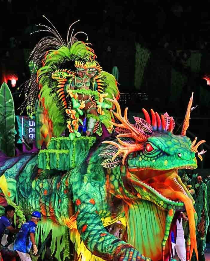 Suas toadas geralmente exploram temas relacionados à cultura amazônica, com um tom de mistério e beleza. O Caprichoso valoriza também a exaltação da força e das lendas indígenas.