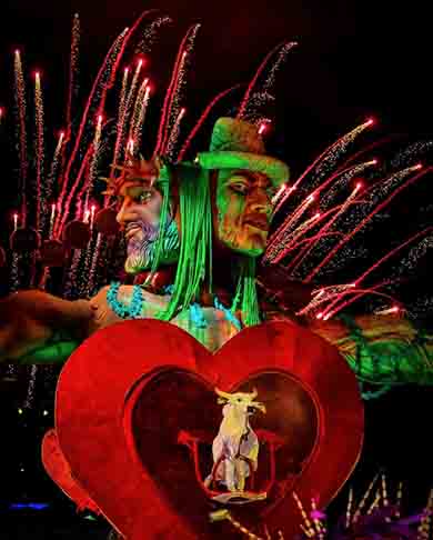 Nos espetáculos, o Garantido é associado a uma estética mais voltada para o sentimento de paixão e devoção popular, e sua toada (música) tem um tom envolvente e emocional.