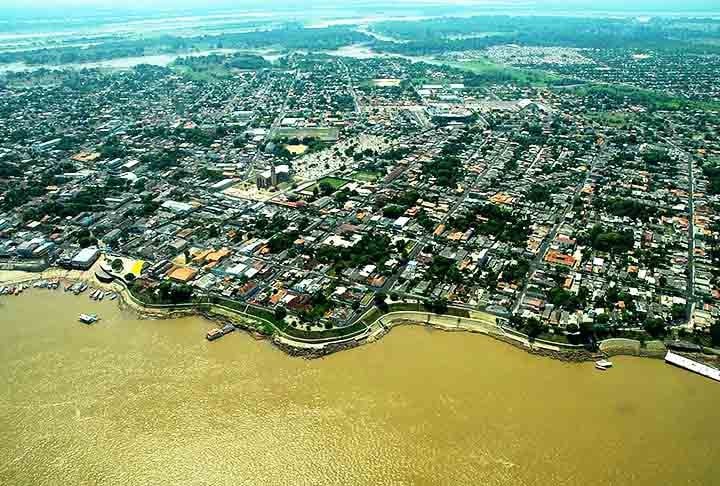 Parintins fica às margens do rio Amazonas, a cerca de 370 km de Manaus. Tem 115 mil habitantes e sua economia é baseada principalmente na agricultura, pesca e turismo.