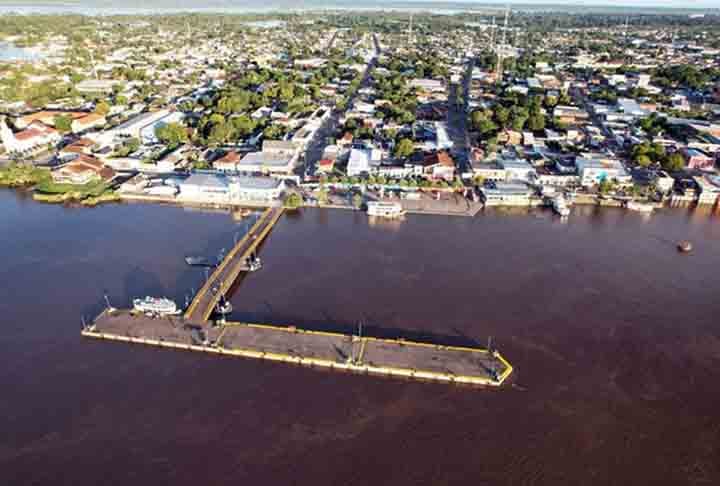 O acesso à cidade é predominantemente feito por via fluvial ou aérea, devido à sua localização isolada na Amazônia. A cidade conta com uma infraestrutura turística crescente, especialmente durante o período do festival.
