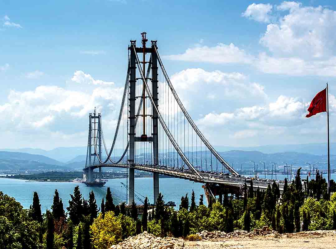 Osman Gazi, Turquia: Inaugurada em 2016, a ponte atravessa o Golfo de İzmit no seu ponto mais estreito, com um comprimento total de 2.682 metros. Foi a quarta ponte suspensa mais longa do mundo na época de sua construção (atualmente, ocupa a sétima posição).