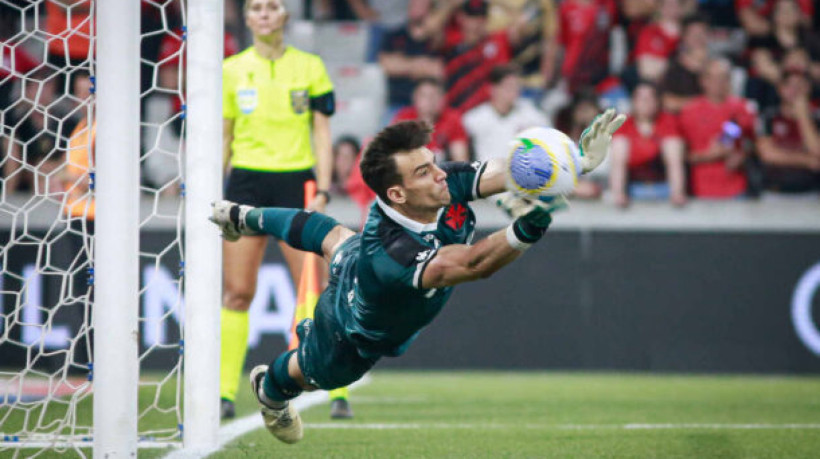 Arqueiro, contratado em 2023, alcança número centenário em menos de dois anos pelo clube; jogador revela maior sonho