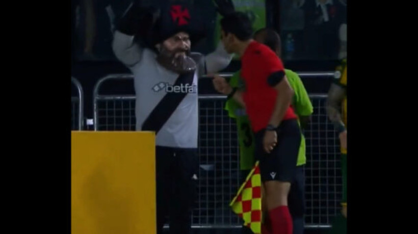 Almirante chuta bola para longe em lance de lateral na vitória do Cruz-Maltino sobre o Cuiabá, em São Januário, pelo Brasileirão