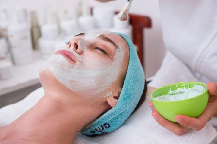 Chamado de Hollywood EGF Facial, o procedimento inclui uma limpeza, seguida por um peeling intensivo, uma microagulha e uma máscara eletrizante para acalmar a pele, seguida por um soro de EGF (Fator de Crescimento Epidérmico).