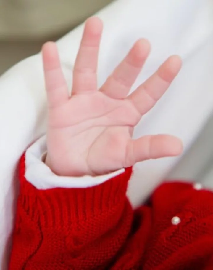 Nala, filha recém-nascida de Iza com o jogador de futebol Yuri Lima, foi vítima de ataques preconceituosos na internet. Eles aconteceram após a cantora postar uma foto da mãozinha da menina acompanhada de versos da música “Anunciação”, de Alceu Valença. 

