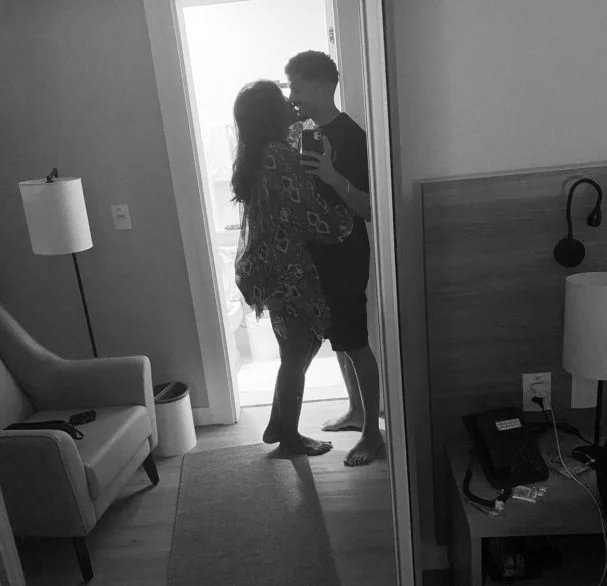 No fim de agosto, sites e colunas especializados no noticiário de famosas publicaram que Iza e Yuri reataram o namoro. Eles iniciaram a relação em 2022, mas só assumiram o romance publicamente em janeiro de 2023. Dona de mim, escreveu o jogador na primeira publicação deles juntos, em alusão a um dos hits da cantora.