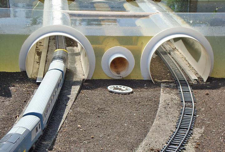 Em dezembro de 1984, o consórcio franco-britânico 1984 Euro Route foi fundado. O projeto foi baseado em uma ligação ferroviária e rodoviária, seguindo o princípio “ponte-túnel-ponte” já proposto em 1960.