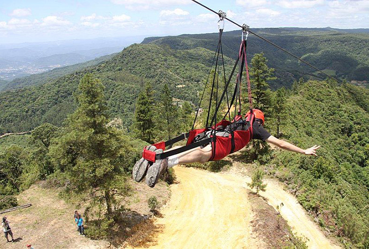 Tirolesa K2000 - Fica entre as cidades de Benedito Novo e Rodeio (SC).  Tem pouco mais de 2 km de extensão e 270m de altura. Parte da montanha do Big Mountain Adventure Park, no Vale do Itajaí. Alcança 100 km/h. Do Alto também se vê as cidades de Ascurra, Apiúna e parte de Blumenau. 