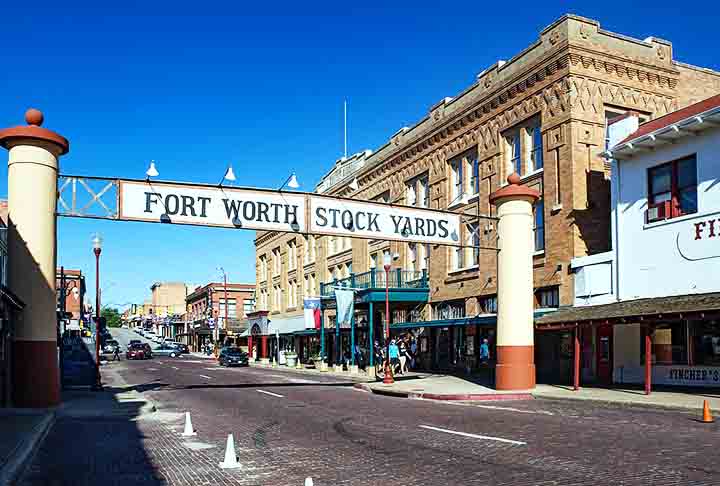 O  Fort Worth Stockyards é  um dos grandes centros culturais do country. A cidade celebra o legado rural e cowboy de forma autêntica.
