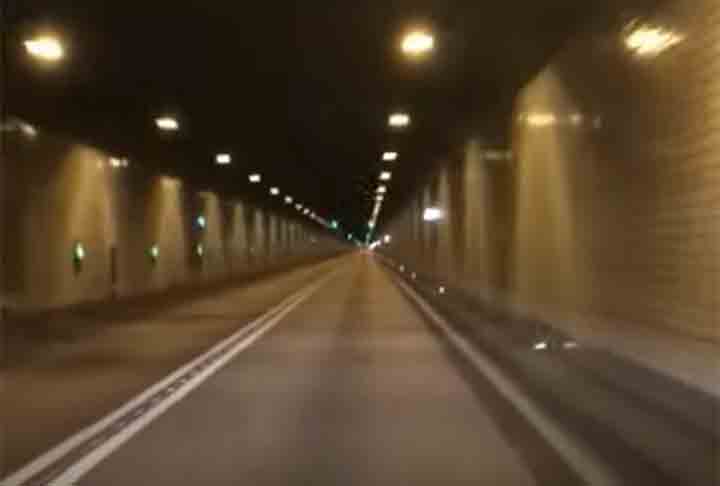 A Ligação Fixa do Estreito de Fehmarn, por sua vez, é um túnel projetado para a realização de uma ligação fixa da travessia do Estreito de Fehmarn, entre a Dinamarca e a Alemanha. Femern Bælt fica na parte ocidental do Mar Báltico que liga a Baía de Quiel e a Baía de Meclemburgo. 