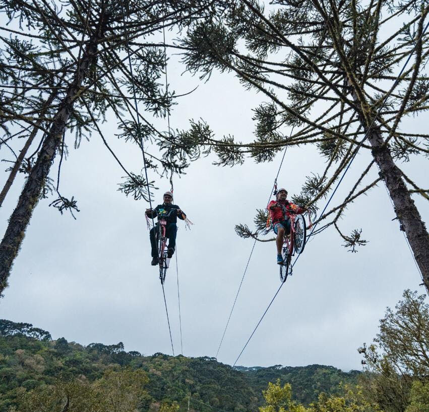 Uma tirolesa que vem fazendo sucesso no Brasil fica no Parque Mundo Novo, em Urubici, na Serra Catarinense. A Tirolesa de Bike permite aos visitantes pedalar na tirolesa, a 120 metros de altura, num percurso de 580 metros, contando ida e volta. E oferece uma vista espetacular da Cascata do Avencal, que muitos consideram a mais bonita do sul do Brasil.
