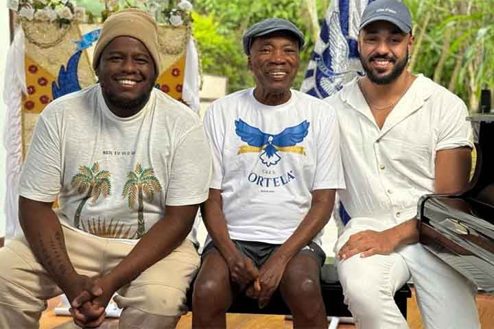 “Os meninos, André Rodrigues e Antônio Gonzaga, estiveram lá em casa (junto com uma comitiva da Portela) para oficializar o convite, e me contaram um pouco do que estavam planejando. E, tudo que eles disseram, me deixou muito emocionado, mesmo, acrescentou.