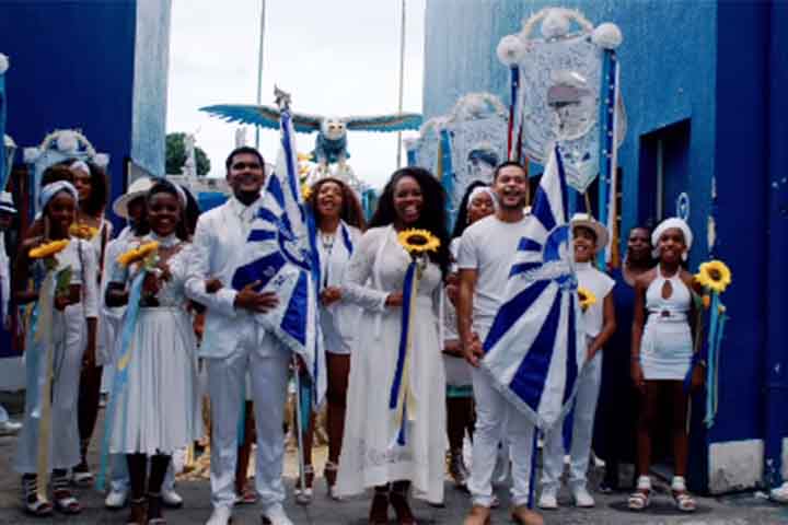 “Milton transborda a poesia de ser brasileiro. Carrega as estradas, os caminhos, as andanças e sonhos da nossa gente. A Portela, como essa grande voz das brasilidades, vai se vestir de procissão pra coroar esse imenso sol da nossa música popular, disse o carnavalesco Antônio Gonzaga.